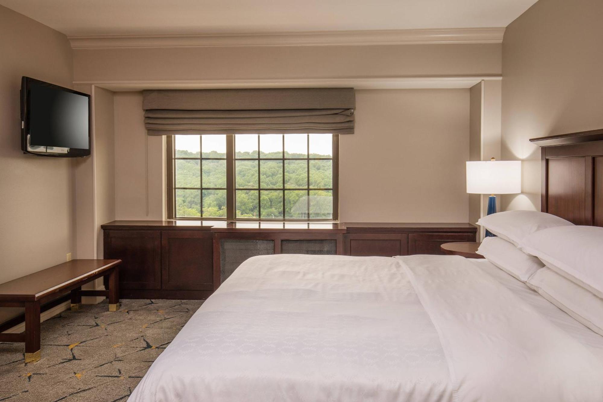 Club level, Executive Suite, 1 King, Alternate bed: sofa bed,1634419799:JPEG